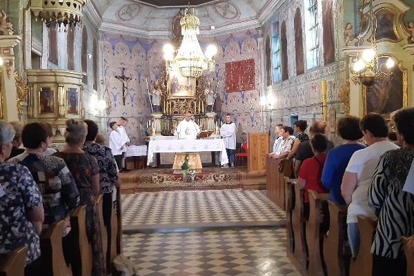 Msze Święte w zabytkowym kościele. 